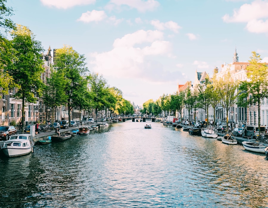 Amsterdamse grachtenpanden in het gouden uur